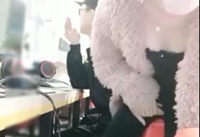 饥渴清纯女主播现场直播网吧勾引保安值班室亲密