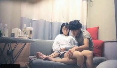 约了2个高颜值花臂嫩妹双飞亲密
