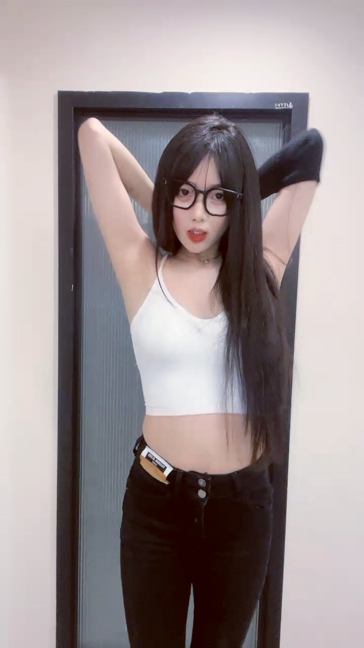 【禁漫直播】白色内衣性感好身材,模特身材女神,长发红唇诱惑十足,椅子上掰穴私密白虎逼逼 全身秀热舞