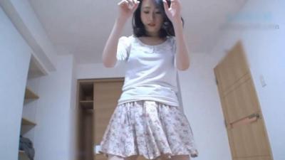 超漂亮性感的白嫩气质小少妇脱掉内裤在客厅地上被爆操亲密