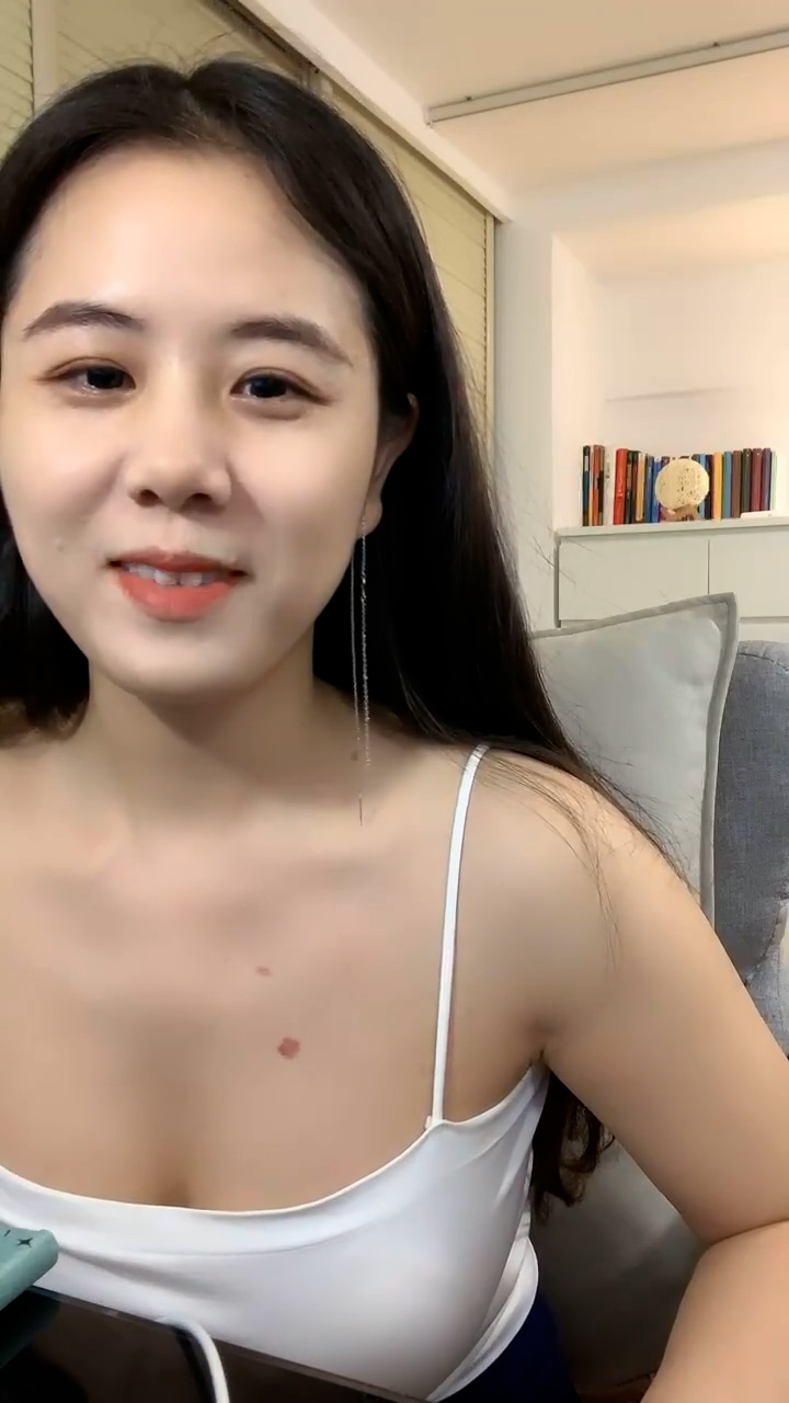 刚下海漂亮小姐姐！性感吊带大奶！放开尺度私密，镜头前猛插肥穴，翘起屁股侧入，手指扣弄