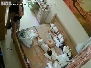 【年终猛料】男子睡梦中被老婆强上被榨干起不来了孩子丈母娘都旁边睡觉_