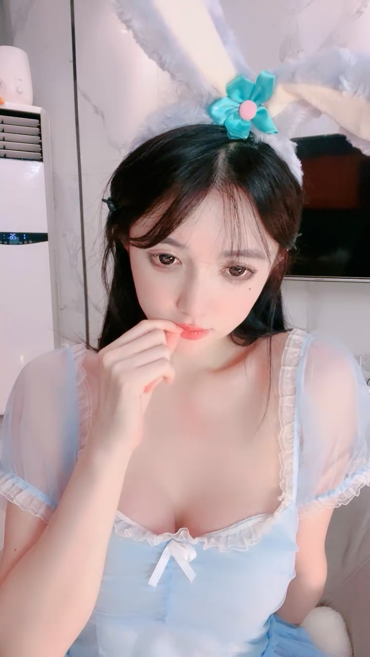 极品尤物网红女神！身材美腿女仆装！翘起屁股短裙，自摸骚穴热舞，换装诱惑，干净肥唇美穴