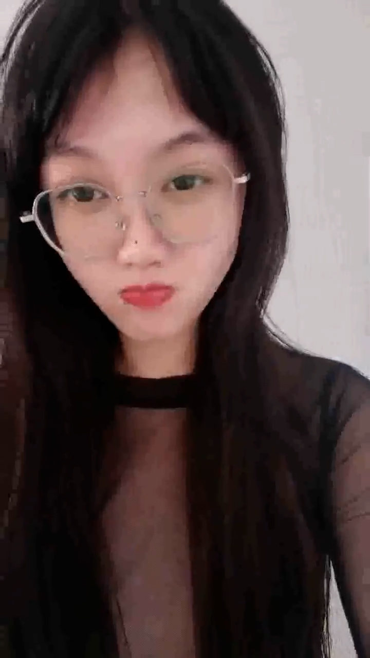 热情娇娃超骚全程露脸带哥眼镜激情大秀，听狼友指挥各种展示，揉奶玩逼道具抽插洗澡诱惑，高能不断流水不止