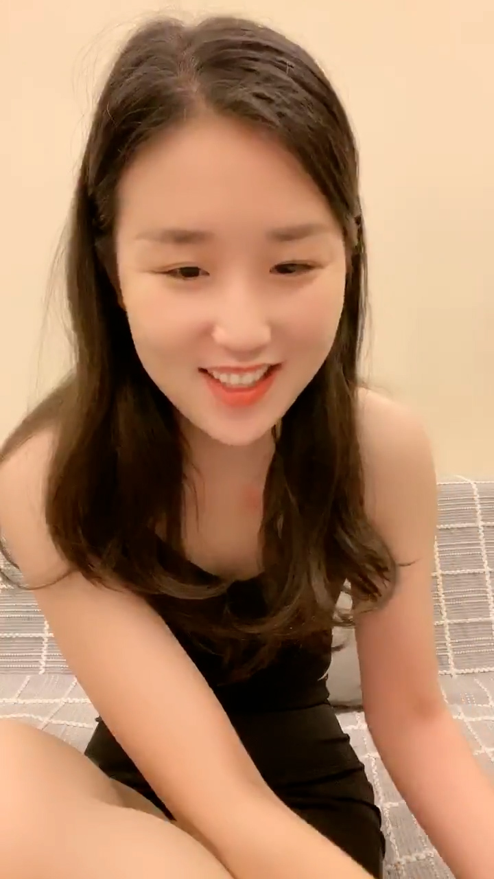 文静甜美小姐姐！被好友各种玩弄！黑丝大长腿，手指扣多毛嫩穴，沙发上骑坐抽插，不尽兴振动棒伺候