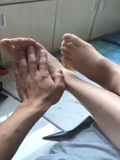 难得一见的清纯又骚气的反差，各种场合主题企划她，玩各种轻度SM 美腿丝袜足交等2