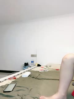 可爱萌小七这小姑娘真骚，全程露脸吃了性药跟两大哥激情亲密，前面草嘴后面草逼多各种抽插，特写道具玩逼1 (1)