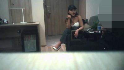 打赏很多礼物终于把女神网红主播约到酒店,在客厅特写和床上干