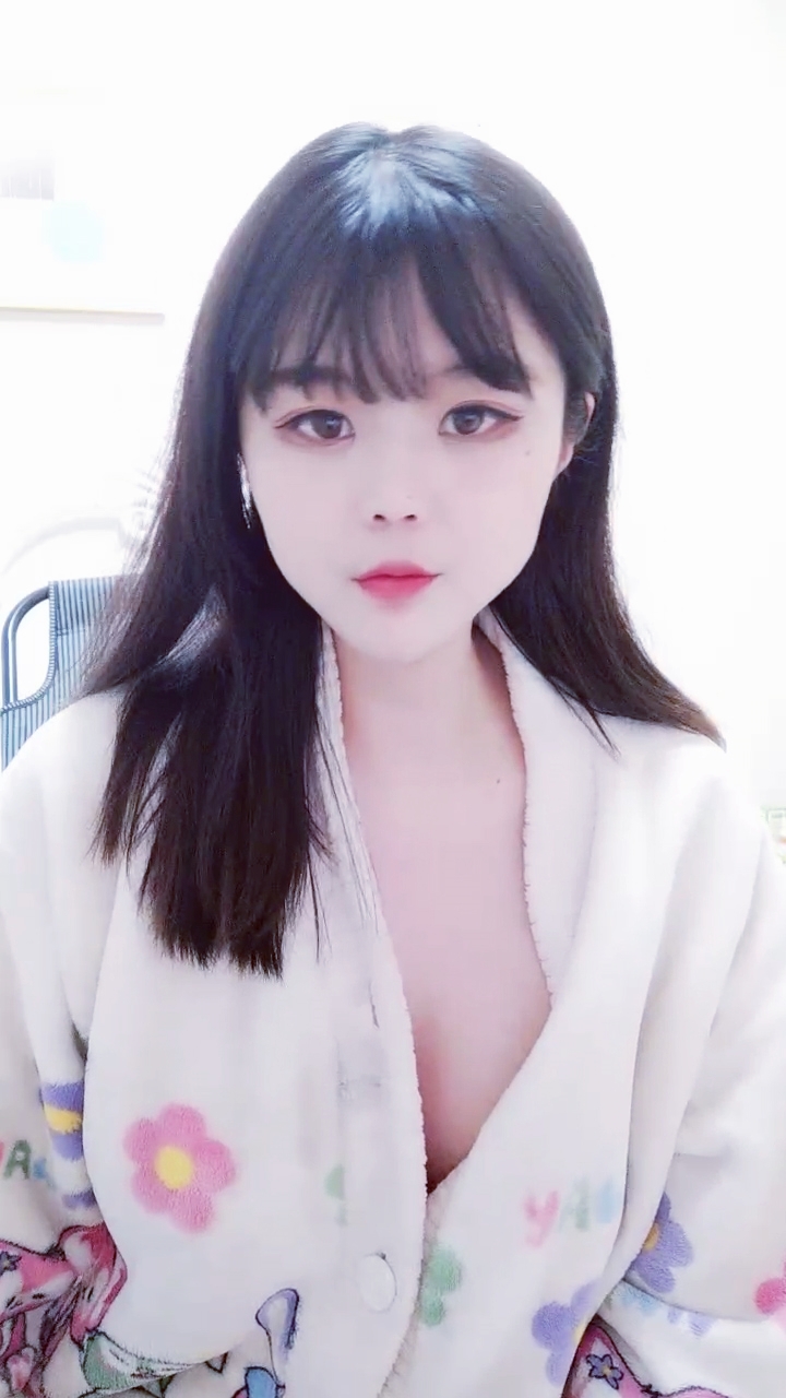 【禁漫直播】呆萌小少妇露脸黑丝诱惑情人节伺候大哥激情亲密直播赚钱,特写大道具揉奶玩逼,被大哥亲密抽插爆草射肚子上