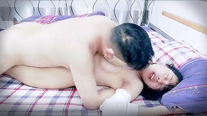 KU喂不饱的小少妇露脸镜头前发骚诱惑大哥，让大哥压在身下蹂躏，亲着小嘴揉着奶吃骚奶子，大道具各种暴力抽插