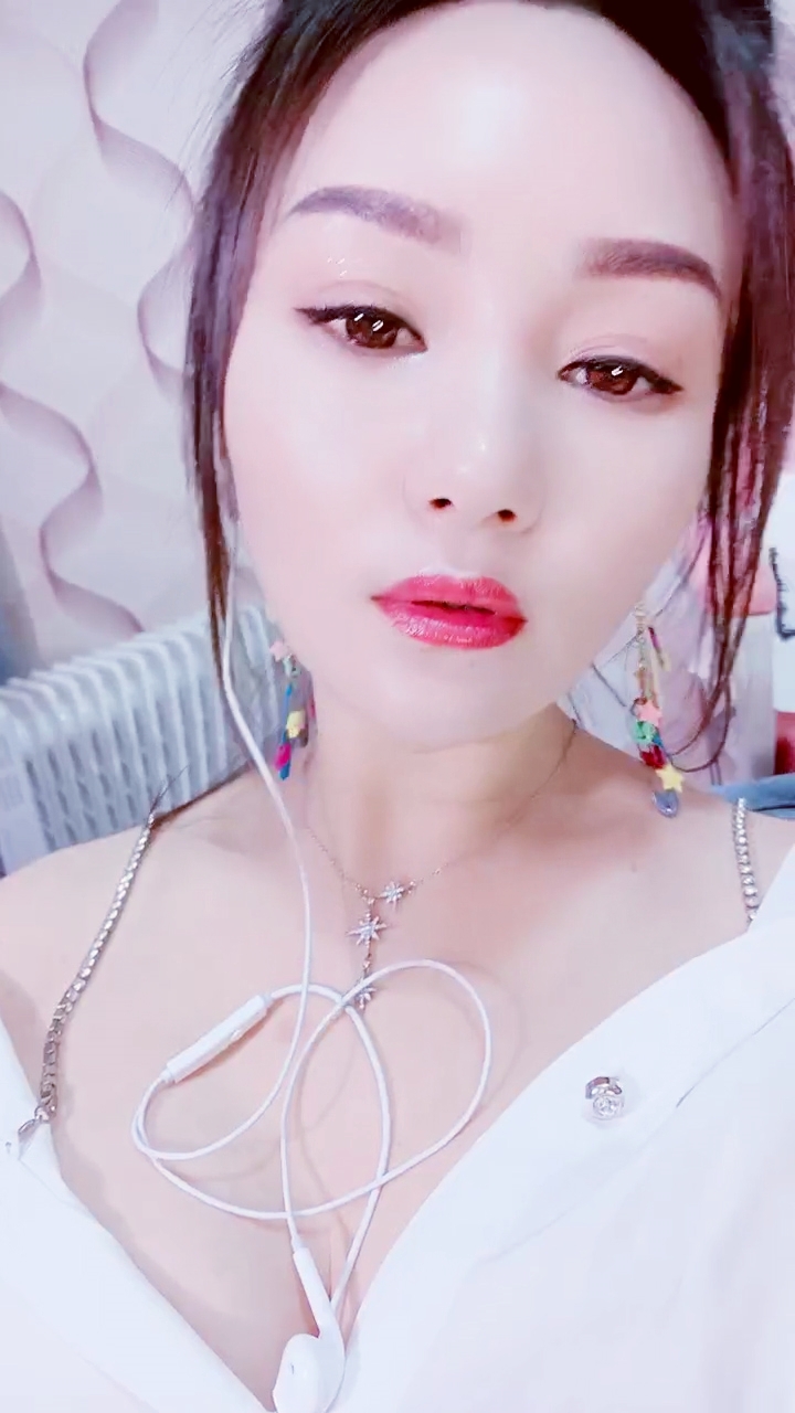 【禁漫直播】白衬衣的白皙御姐范妹子,露脸躺下跳蛋私密,穴穴很粉嫩,销魂式呻吟水晶屌插穴