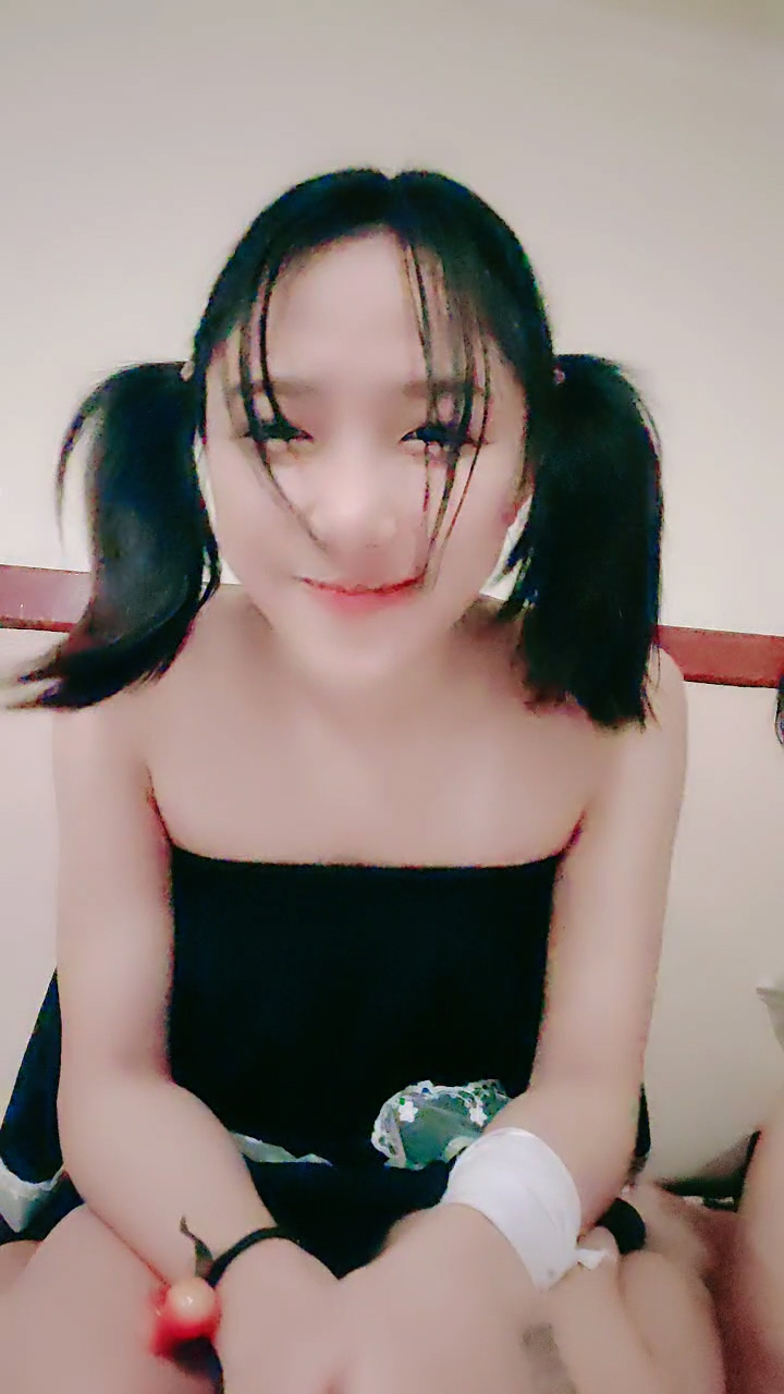 主题企划双马尾清纯小妹特写大道具，乖巧可爱全程露脸，揉奶玩逼各种舔弄大道具，淫声荡语撩骚狼友按摩棒玩逼逼