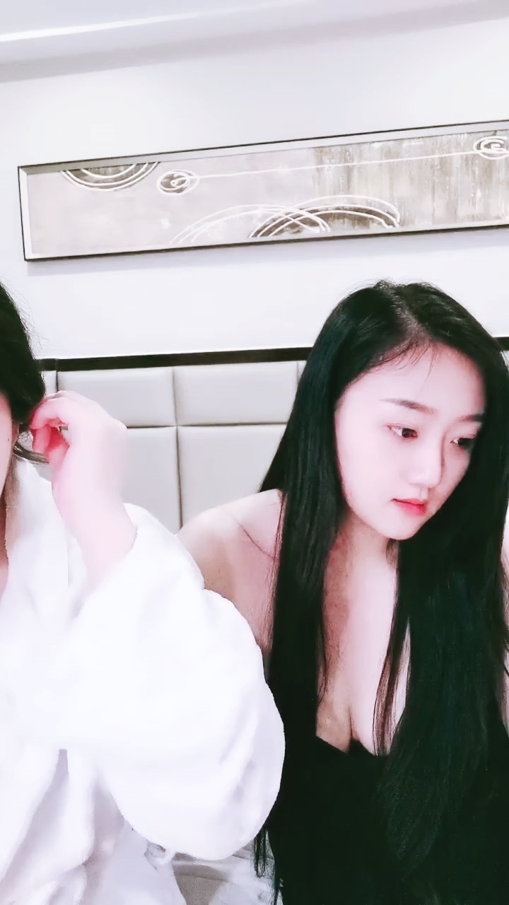 【禁漫直播】夺命大腚 两个丰满新人妹子,露脸道具私密,相互玩耍,后入道具插穴两个反差真会玩