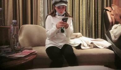 约了个白衣帽子妹子亲密，穿上情趣装骑坐翘着屁股后入抬腿抽插