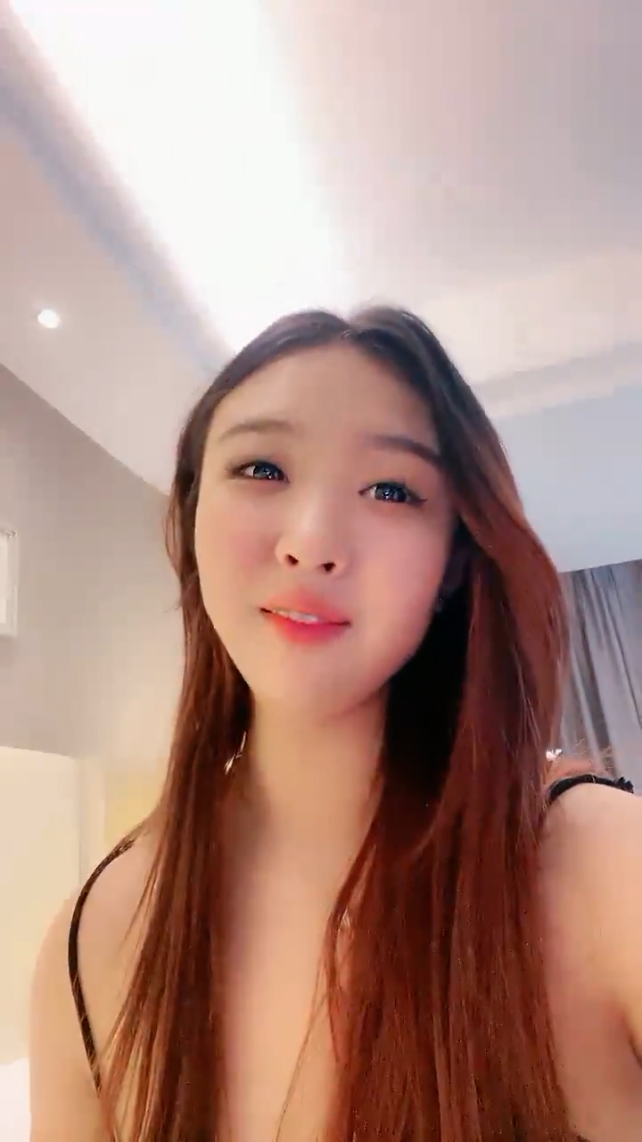 穿情趣装的大屁股小母狗，全程露脸让大哥调教蹂躏，多体位蹂躏爆草抽插，浪叫呻吟不止表情好骚淫声荡语不断