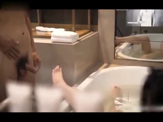 少妇寂寞难耐洗澡时被司机偷看后竟直接把他叫进来吃道具亲密