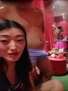 粉丝网友酒店亲密直播,没想到男的还带了春药