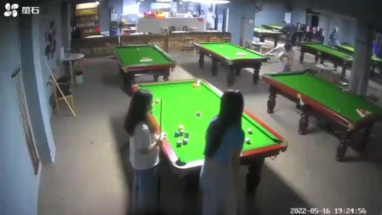 小男孩掏道具对着女生打手枪