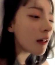 亲密爆草极品美女，表情和叫声都堪称一流，不看后悔，更多真人直播佳威