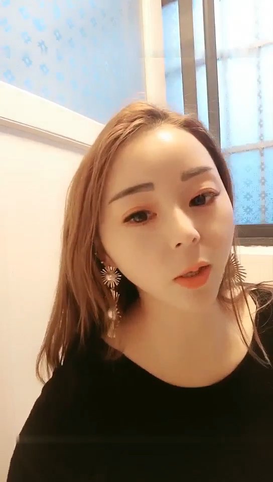 漂亮女直播偷吃路人道具1