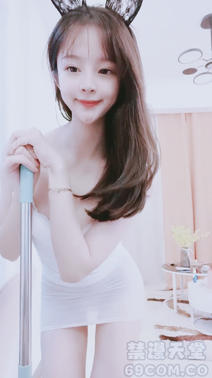 【禁漫直播】丝袜高跟大长腿高颜值闺蜜和好姐妹大秀直播,淫声荡语揉奶玩逼坐插假道具,闺蜜给拖把亲密蹭逼特写饥渴难耐