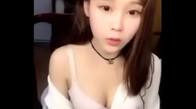 高颜值长相清纯萌妹子KIKI第三部性感开档黑丝私密喷水