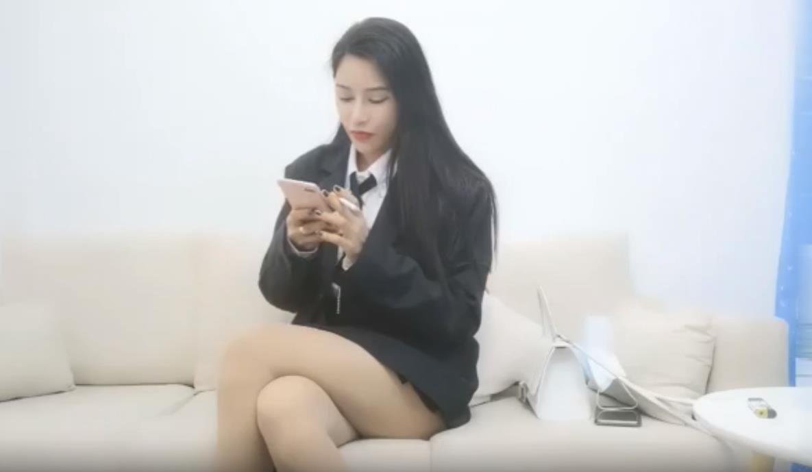 黑色外套长腿妹，舌吻特写肉丝撕裆站立后入猛操