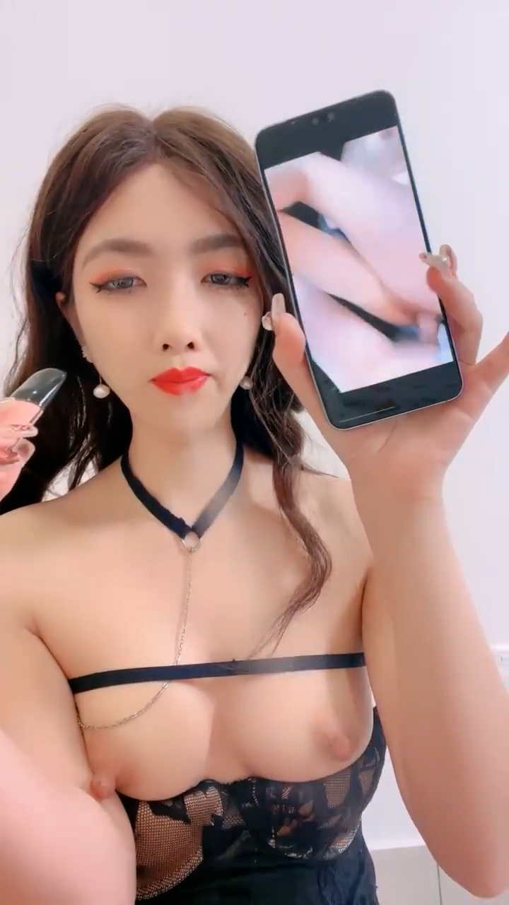 发骚的御姐小少妇全程露脸跟狼友互动撩骚，分享手机里的亲密片段，撅着屁股让大哥主题企划，手指捅菊花爆草抽插
