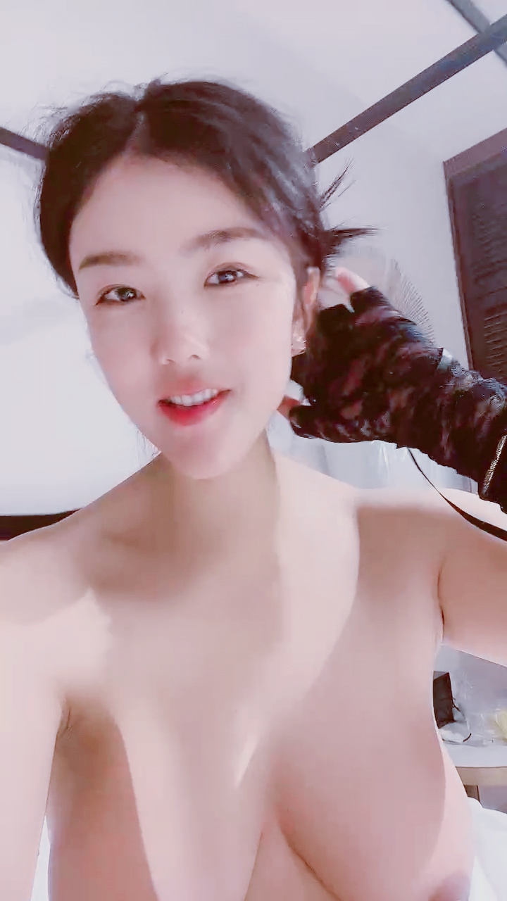 【禁漫直播】大奶淫模好骚好诱惑,精彩露脸高颜值大秀亲密直播,打着电话被大哥压在身下抽插,淫声荡语不断奶子乱晃刺激