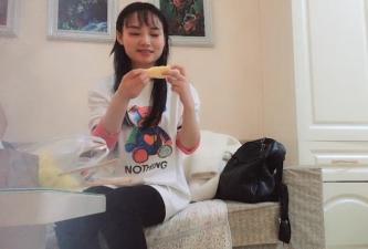 深夜约操骚熟女，伸进内裤摸穴，床上舔屌特写