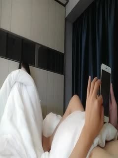 颜值不错的熟系少妇，给她穿上黑丝抠她骚b，享受少妇的口活好棒，主动上位玩她骚奶子干她两炮