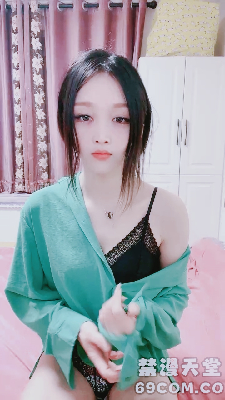 【禁漫直播】新人下海美女！跳蛋私密叫起来骚！奶子有点垂,跳蛋假屌齐上阵,一脸享受,边插穴边扣菊花