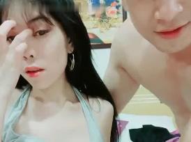 中年男邀约越南肤白妹子亲密大秀_骑乘后入多种姿势换着勐操抱起来干