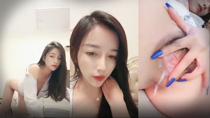 【极品气质美女一库一库】 舔假阳具，道具私密，表情很骚，看来是很爽，呻吟声那么的动听