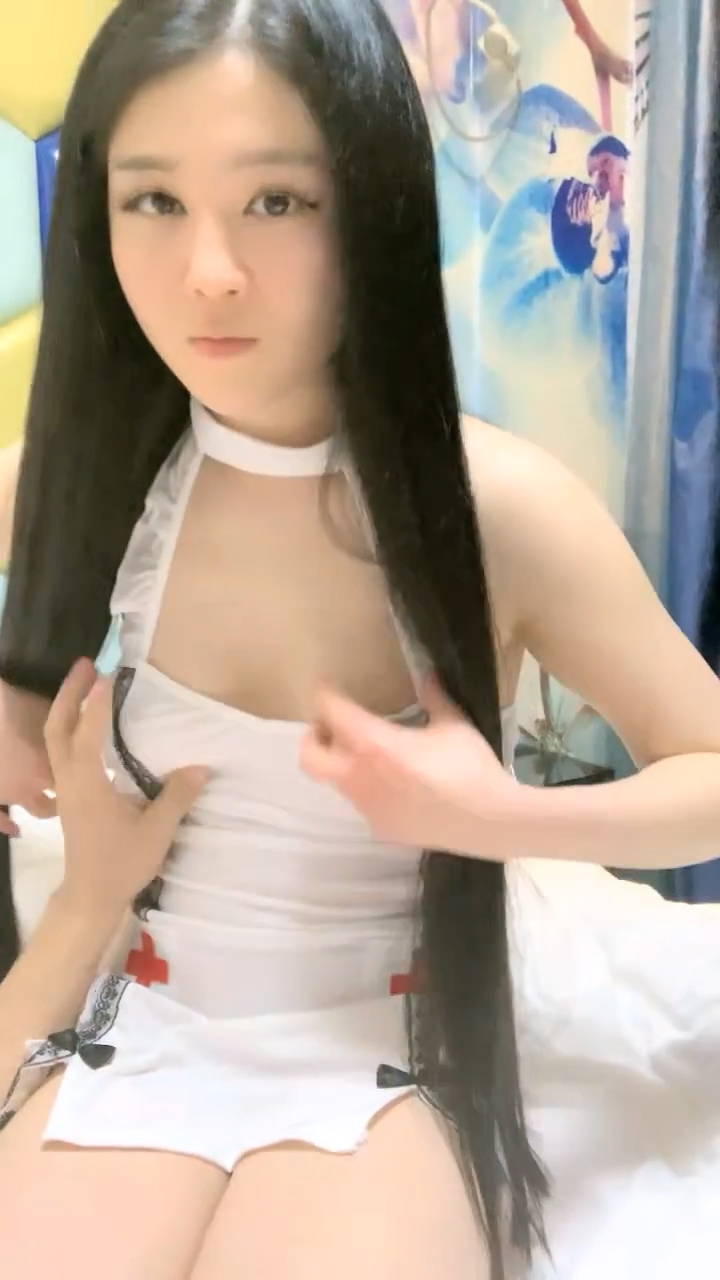 我的变态女友！护士情趣装小反差！喜欢被舔逼，爽的按着脑袋，69姿势互舔，主动骑乘位猛坐