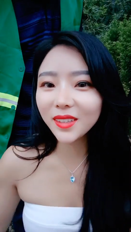 极品美少妇户外猎物偶遇幸运的山区护林员大叔 估计做梦也想不到日常上班还能艳遇 享受后庭极致高能