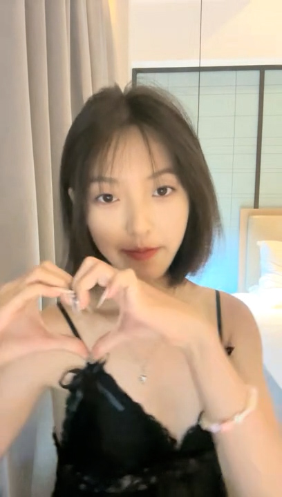 04年艺校妹妹！短发甜美颜值超顶！酒店一个人自慰，性感吊带睡衣，苗条身材贫乳，自摸多毛骚穴