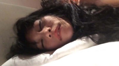 晚上加班吃宵夜灌倒平时很骚的女同事旅馆开房嘴里说不要下面迎合道具不停抖动表情享受