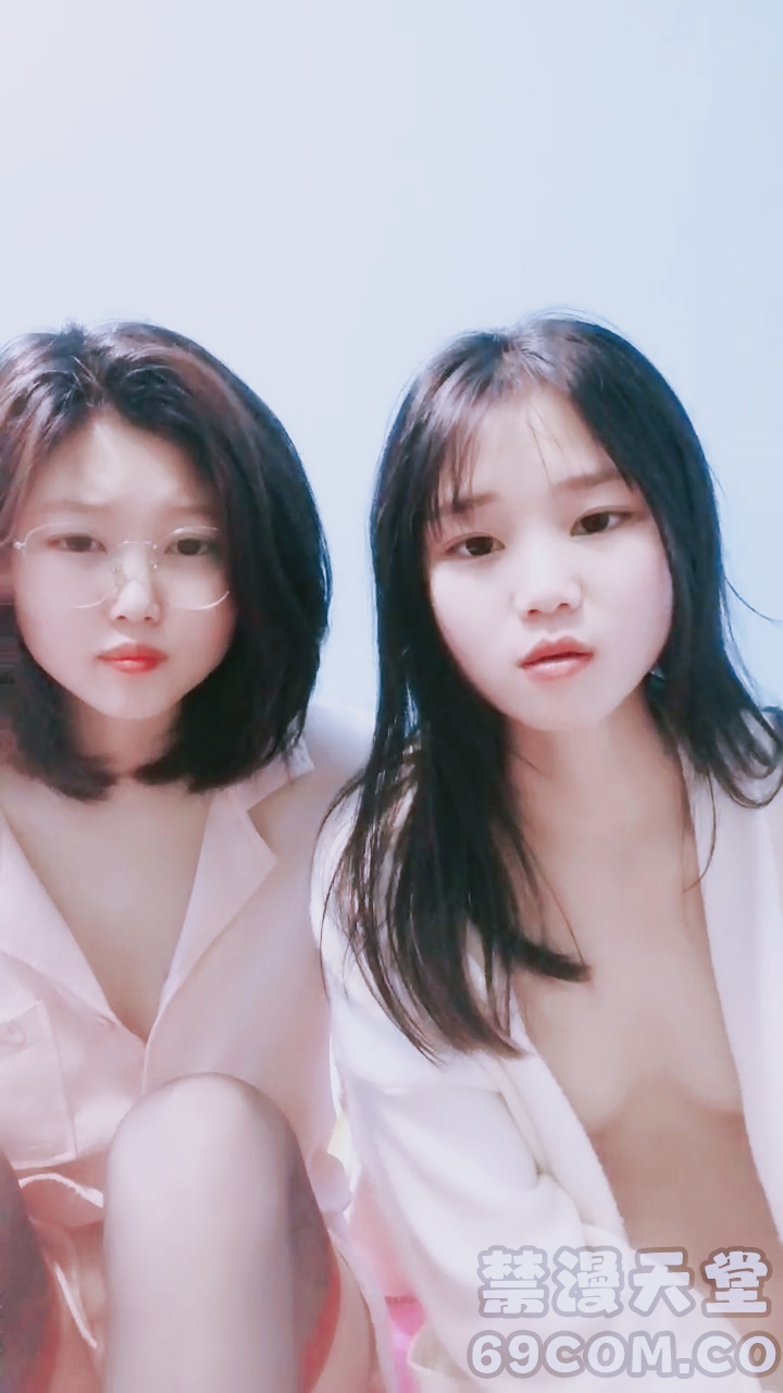 【禁漫直播】两个可爱的年轻小妹深夜露脸陪狼友发骚,揉奶玩逼互动深夜,对着镜头轮流掰开逼逼给狼友看,私密呻吟好刺激