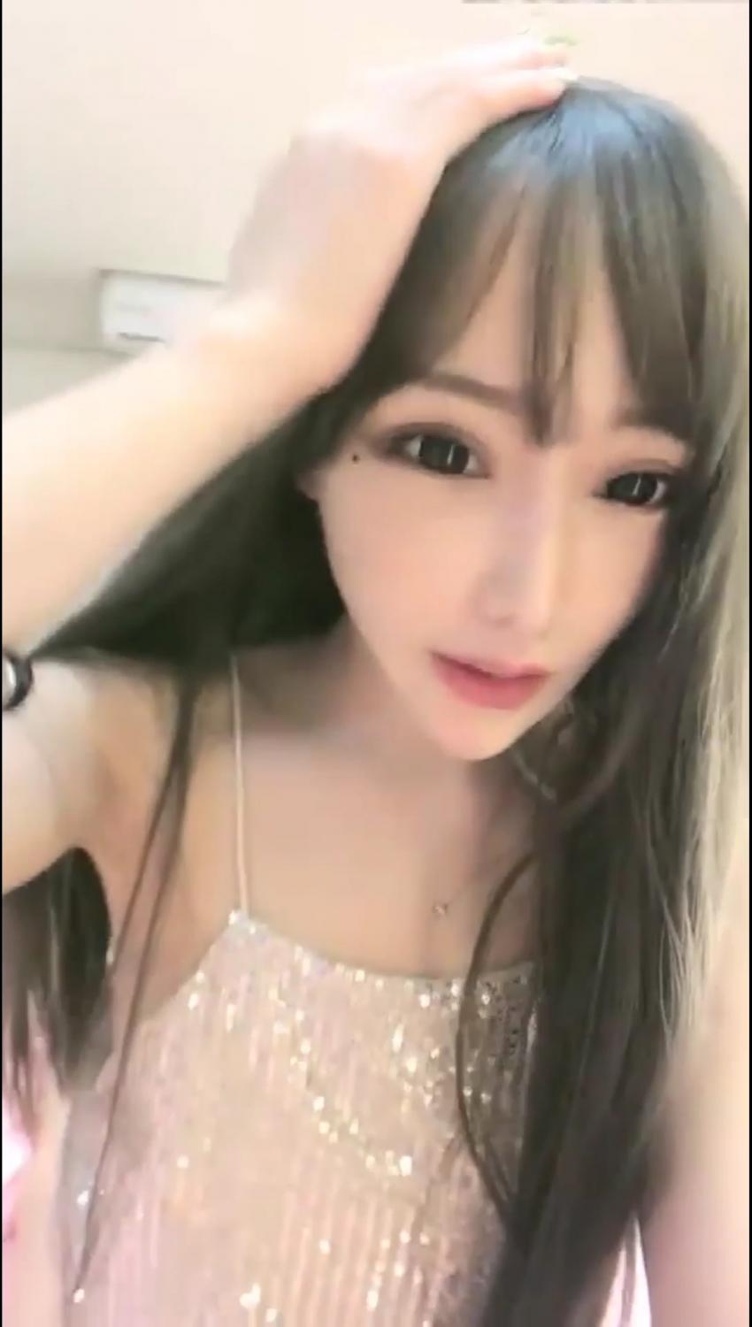 奶油甜心高颜值妹子和好友直播亲密啪!声音温柔动听!