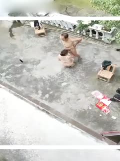 风骚的大姐勾搭两个院里乘凉的大爷玩起了多人主题，小院里脱光轮流伺候两大叔