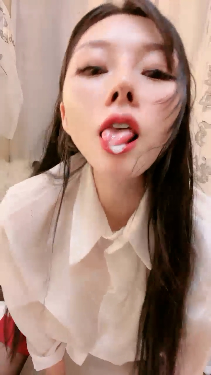 极品淫骚颜值美女！新人刚下海！收费房激情诱惑，衬衣包臀裙OL风，性感脱衣舞，表情一脸热情